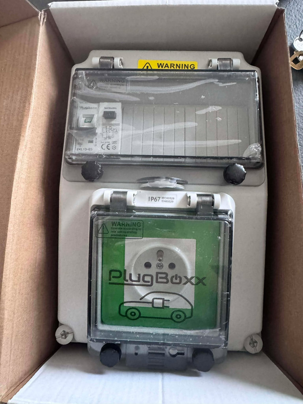 Coffret équipé d'une prise renforcée et protection surcharge/court-circuit/défaut de terre