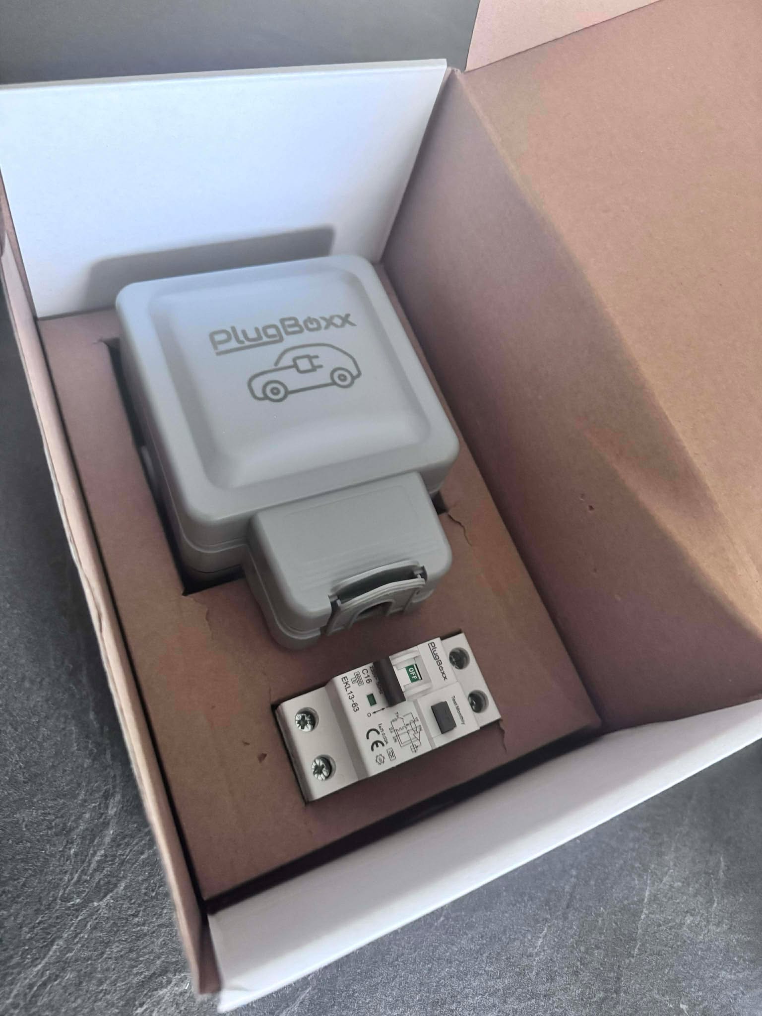 Prise renforcée voiture électrique et disjoncteur RCBO 30 mA